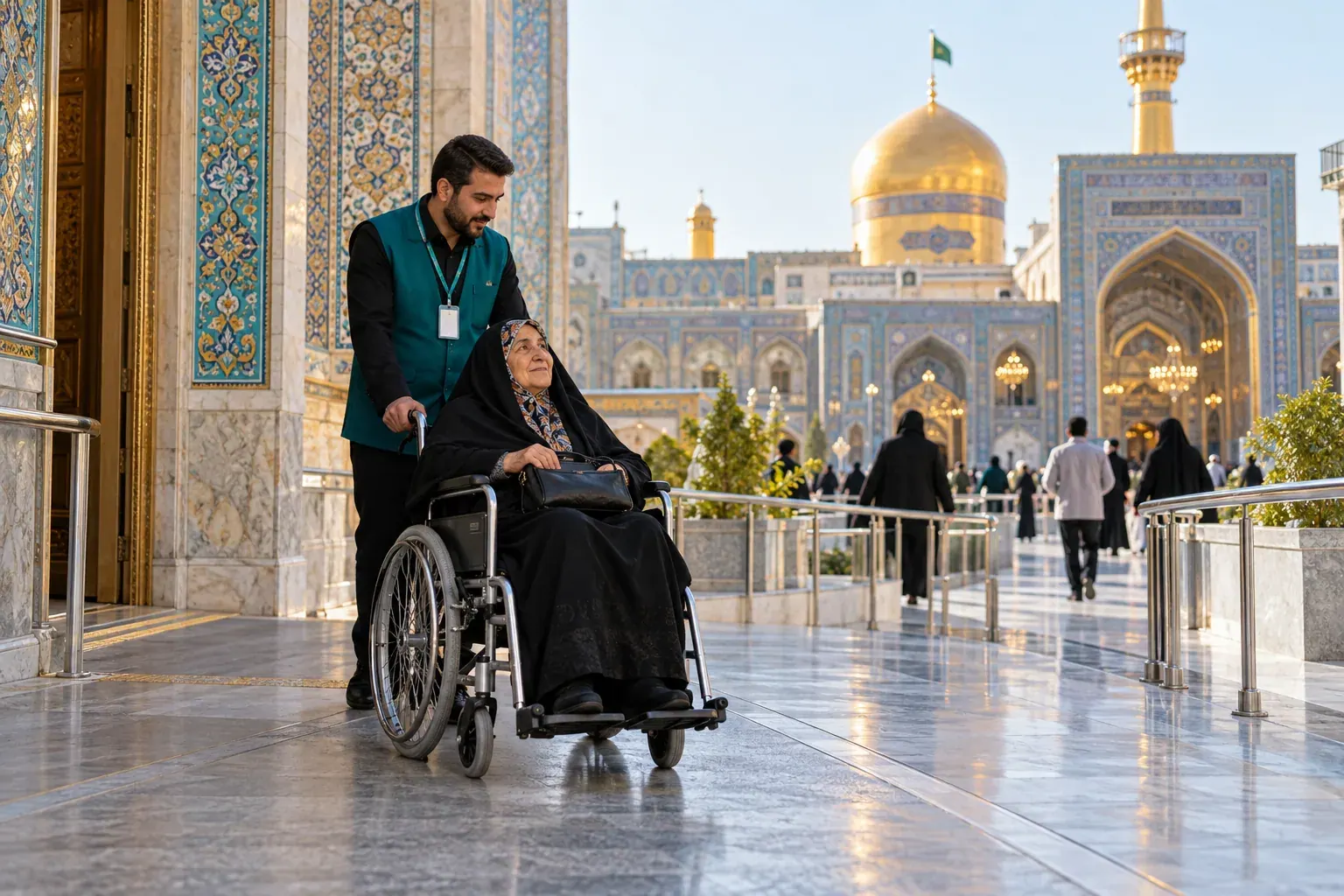 خادم بخش دسترسپذیری در حال همراهی زائر سالمند با ویلچر در مسیر هموار حرم امام رضا