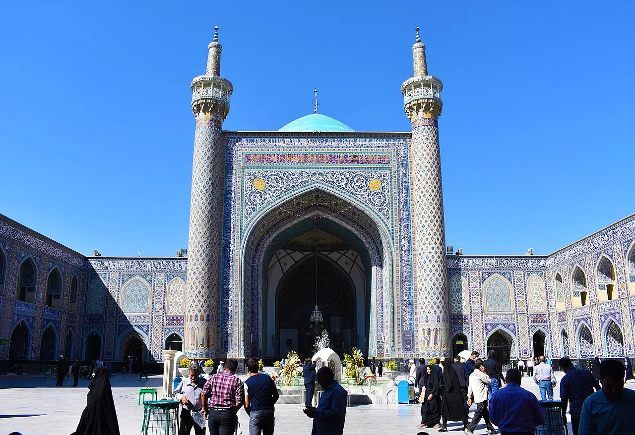 ایوان مقصوره مسجد گوهرشاد با دو مناره کاشی‌کاری‌شده در حرم امام رضا
